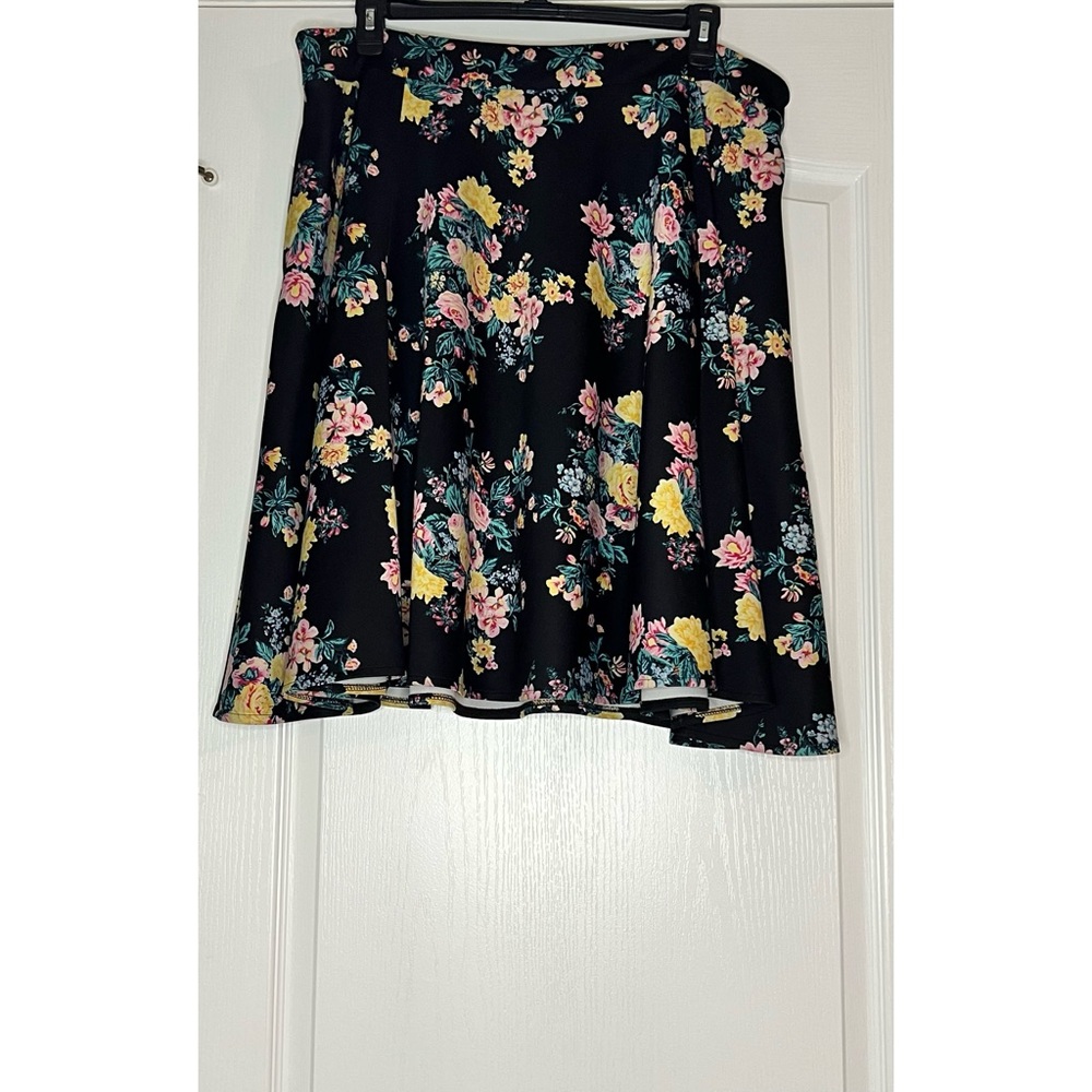 Pre loved Floral Boutique + Plus Size 1X Made by Ashely Nell Tipton Good Cond.